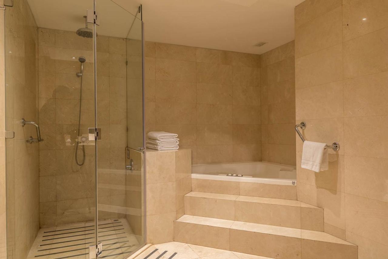 Sheraton Miramar Hotel & Convention Center Vina del Mar Eksteriør billede A shower and bath in a hotel bathroom