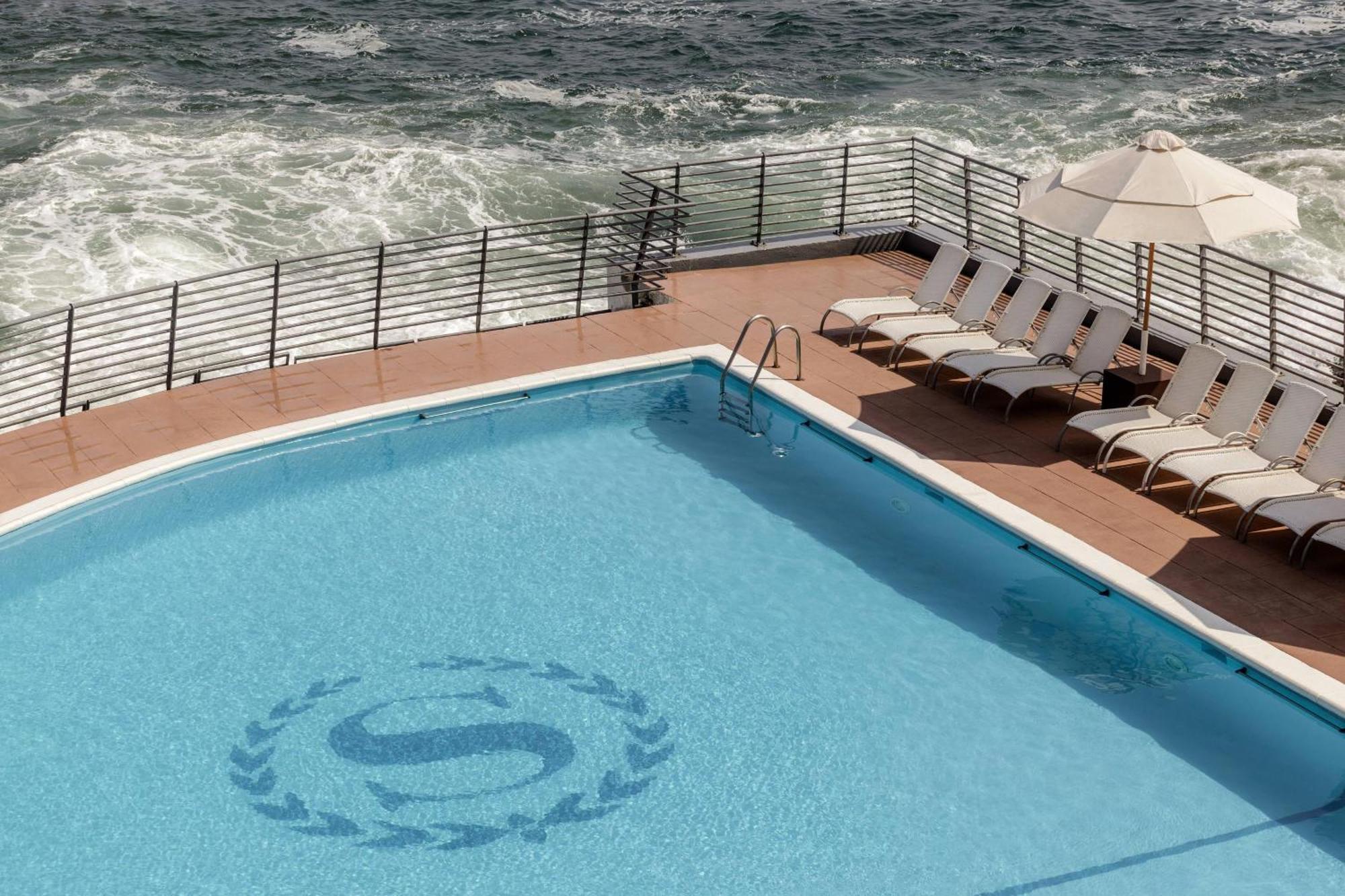 Sheraton Miramar Hotel & Convention Center Vina del Mar Eksteriør billede The pool on the top deck of the ship